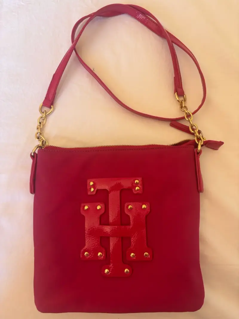 Bolso fucsia con logo y cadena dorada - 1
