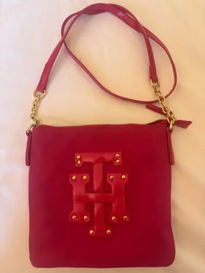 Bolso fucsia con logo y cadena dorada - miniatura 1