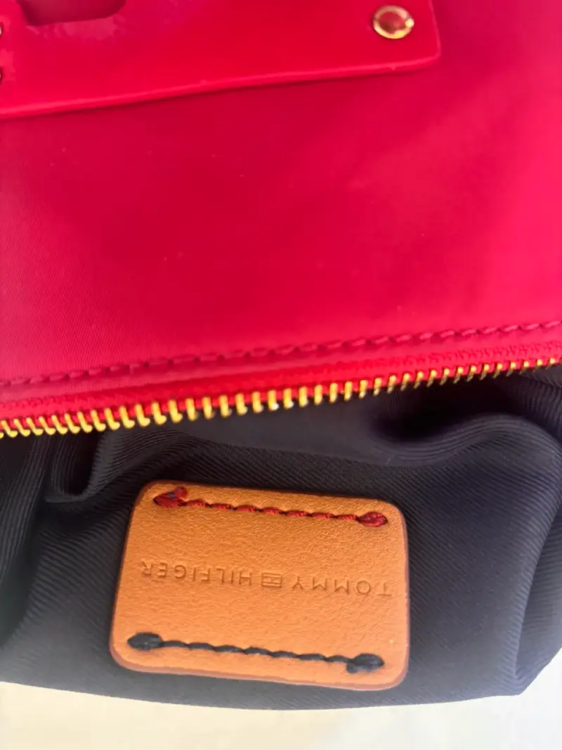 Bolso fucsia con logo y cadena dorada - 2