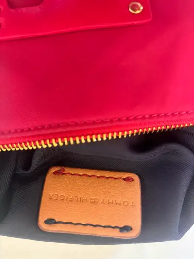 Bolso fucsia con logo y cadena dorada - miniatura 2