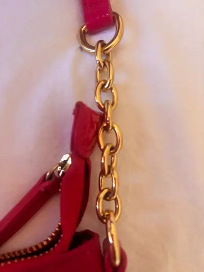 Bolso fucsia con logo y cadena dorada - miniatura 3