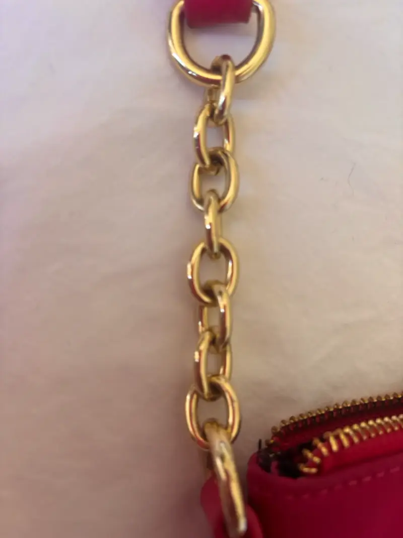 Bolso fucsia con logo y cadena dorada - 4