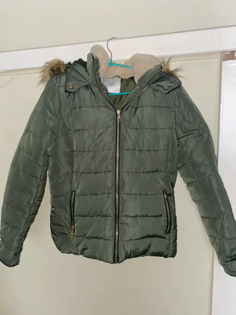 Chaqueta verde con capucha y forro de piel sintética