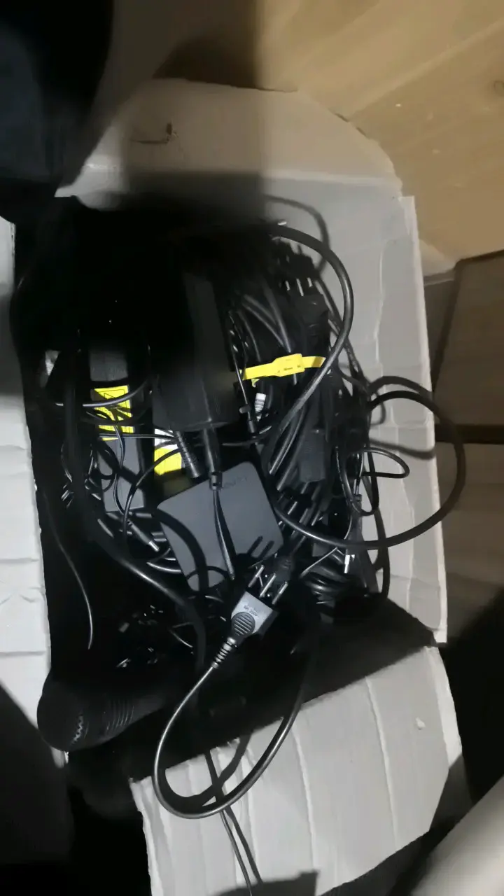 Lote grande de cables y cargadores variados - 1