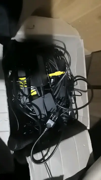 Lote grande de cables y cargadores variados - miniatura 1