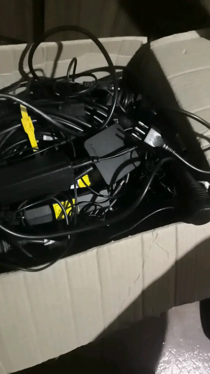 Lote grande de cables y cargadores variados - 2
