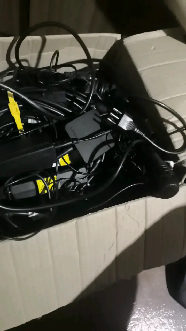 Lote grande de cables y cargadores variados - 3