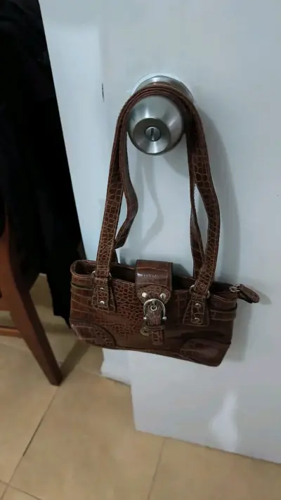 Cartera de cuero marrón con diseño elegante - miniatura 1