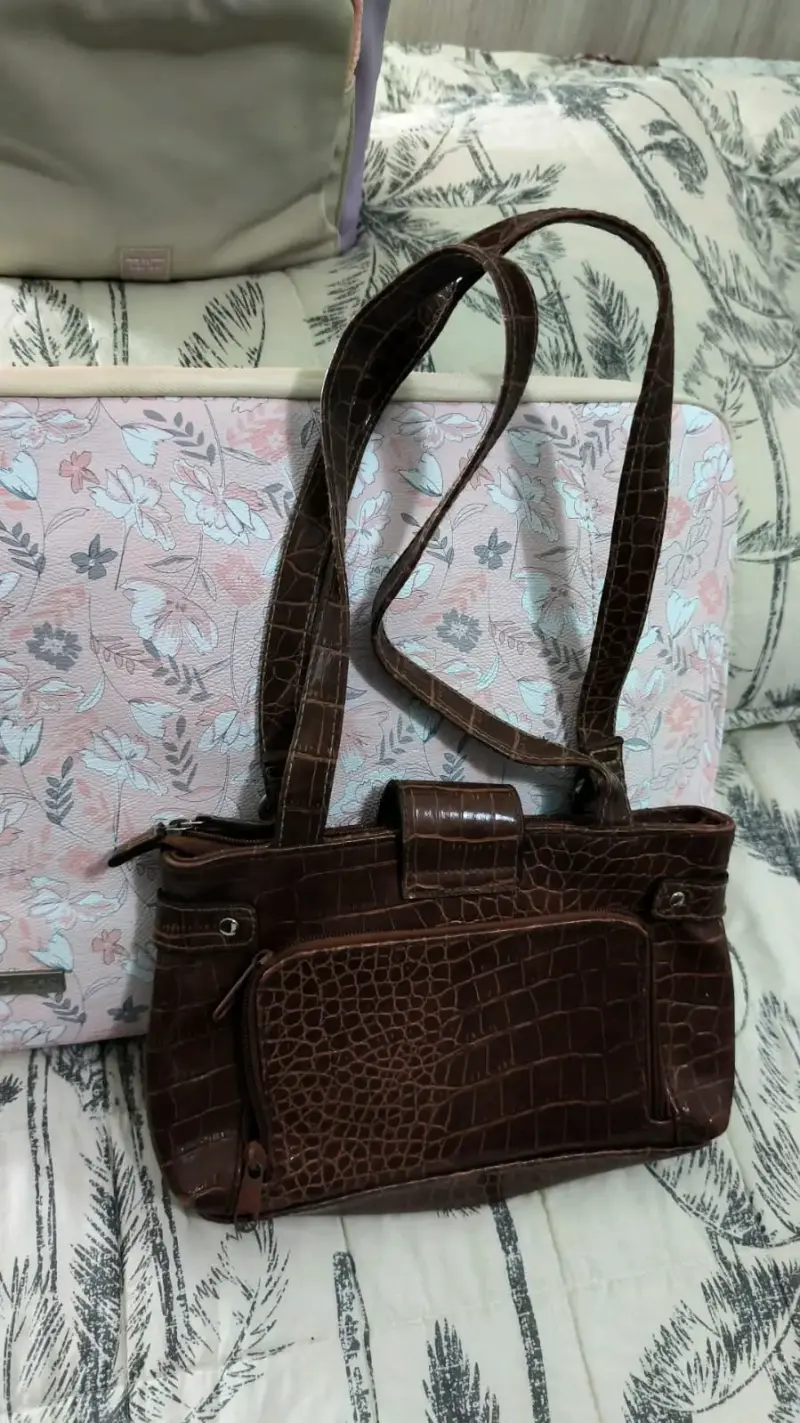 Cartera de cuero marrón con diseño elegante - 2