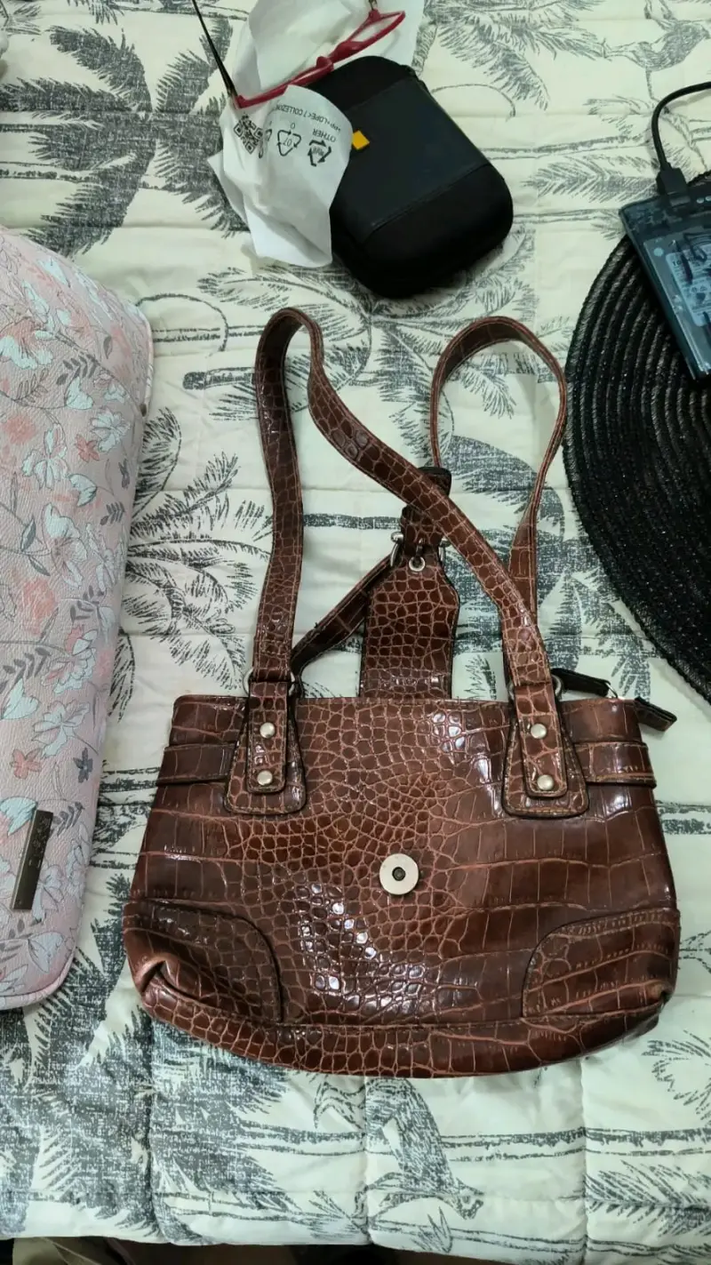 Cartera de cuero marrón con diseño elegante - 3
