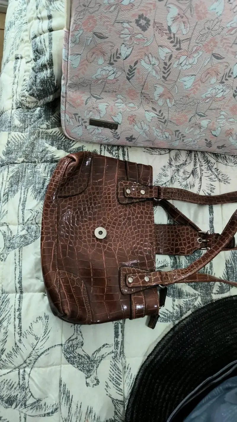 Cartera de cuero marrón con diseño elegante - 4