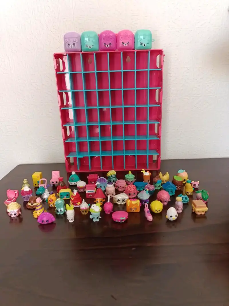 Colección de figuras Shopkins con estante - 1
