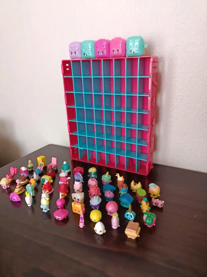 Colección de figuras Shopkins con estante - 2