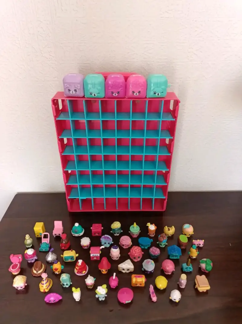 Colección de figuras Shopkins con estante - 3