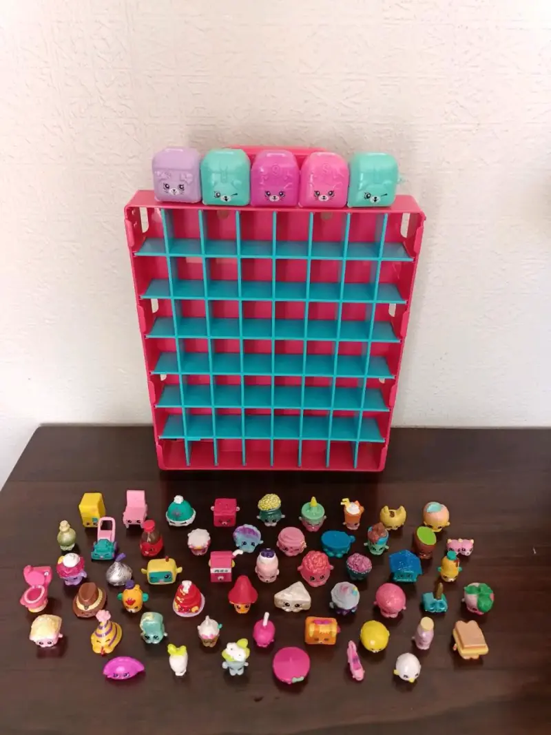 Colección de figuras Shopkins con estante - 4