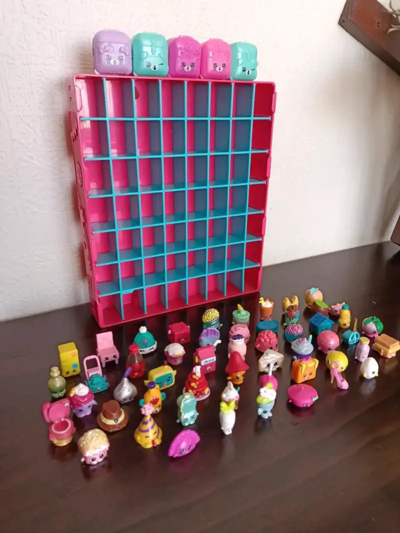 Colección de figuras Shopkins con estante - 5