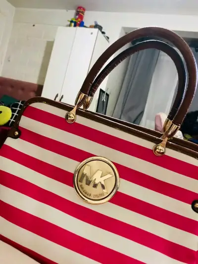 Bolso Michael Kors rayado rojo y blanco - miniatura 1
