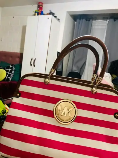 Bolso Michael Kors rayado rojo y blanco - miniatura 2