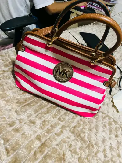 Bolso Michael Kors rayado rojo y blanco - miniatura 3
