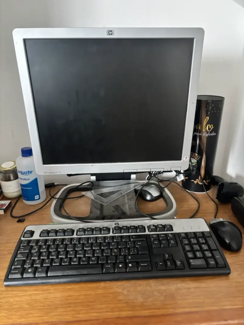 Computador de Escritorio HP con Monitor y Teclado