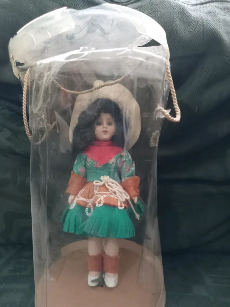 Muñeca de colección con vestido tradicional