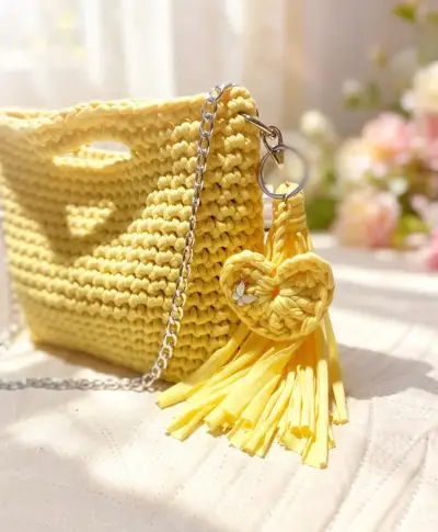 Bolso tejido amarillo con cadena y llavero de cor - miniatura 1