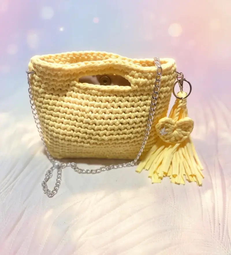 Bolso tejido amarillo con cadena y llavero de cor - 2