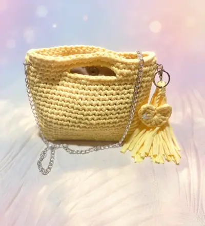 Bolso tejido amarillo con cadena y llavero de cor - miniatura 2