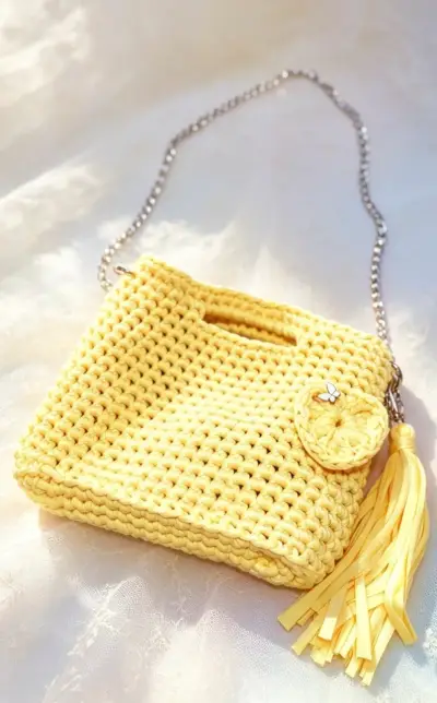 Bolso tejido amarillo con cadena y llavero de cor - miniatura 3