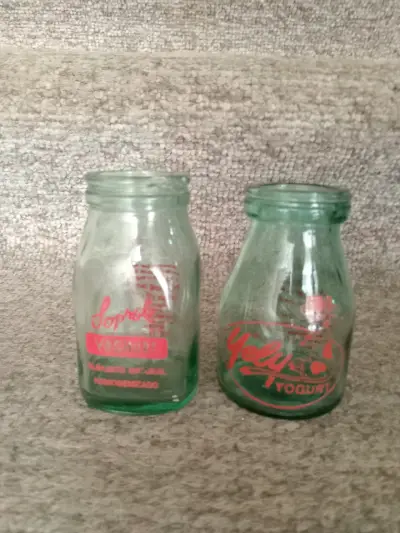 Botellas de vidrio vintage Soprole y Yely - miniatura 1