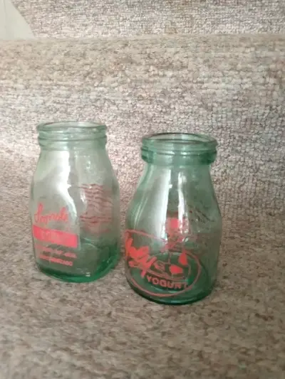 Botellas de vidrio vintage Soprole y Yely - miniatura 2