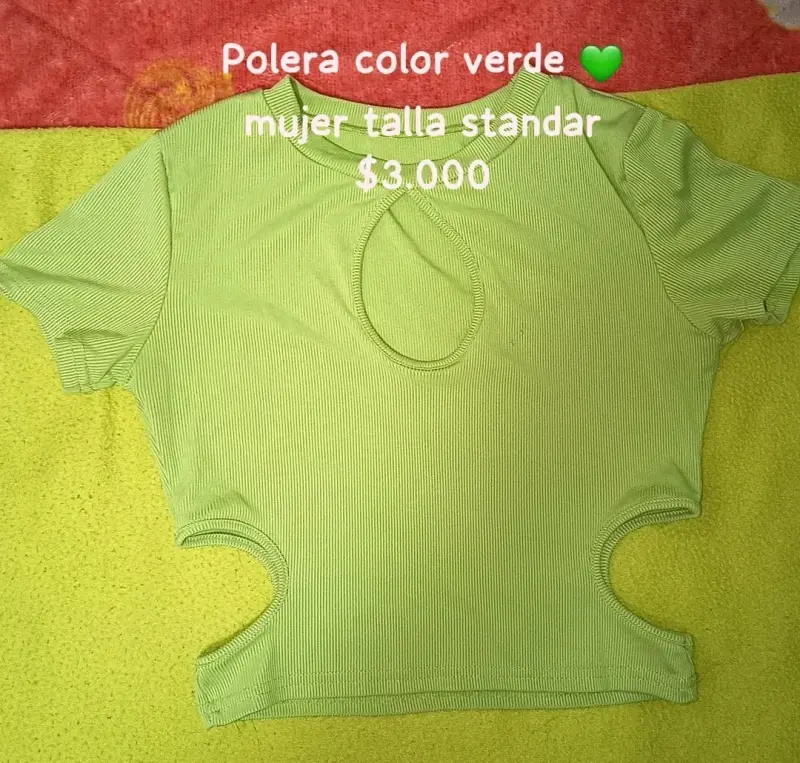 Polera verde para mujer con diseño moderno