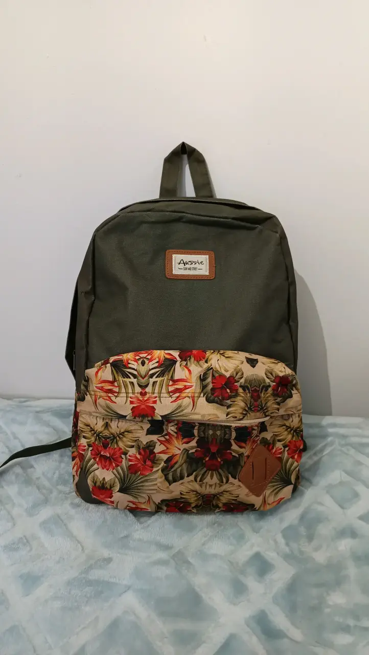 Mochila Aussie con diseño floral