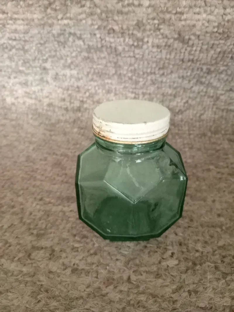 Frasco de vidrio verde vintage con tapa