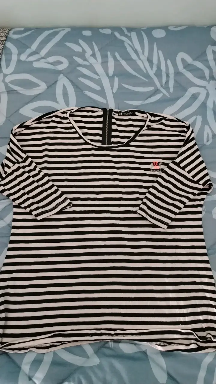 Polera rayada blanca y negra de mujer