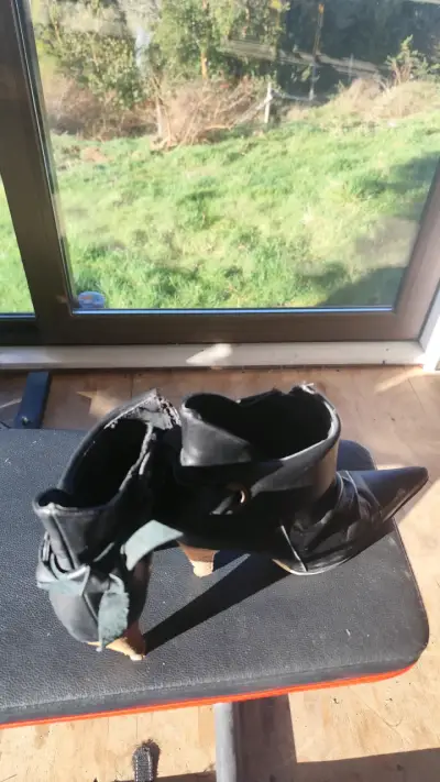 Botines de cuero negro con tacón para mujer - miniatura 1