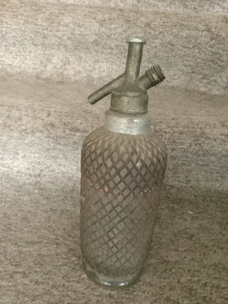 Sifón de vidrio vintage con diseño grabado