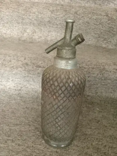Sifón de vidrio vintage con diseño grabado - miniatura 1