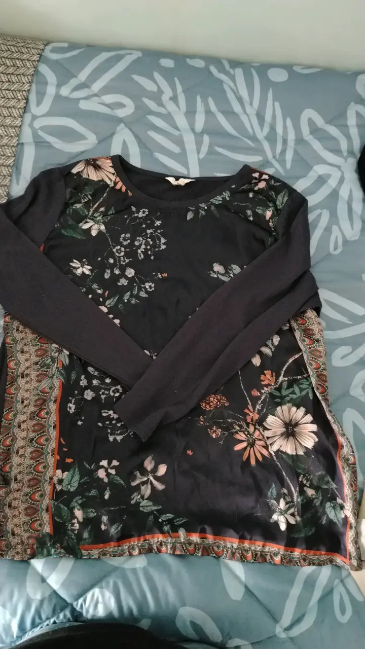 Blusa floral de manga larga para mujer