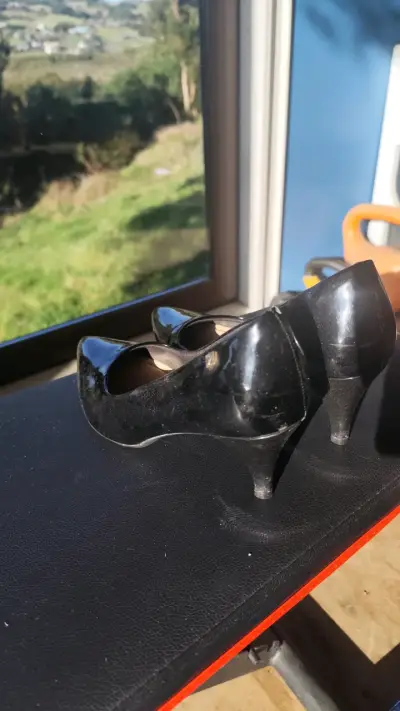 Zapatos de charol negro para mujer - miniatura 3