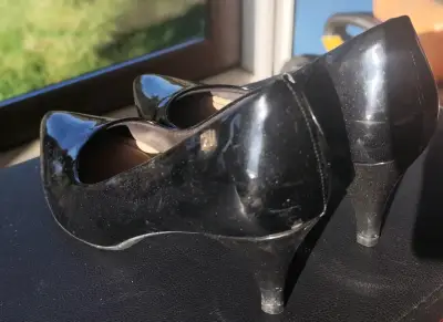 Zapatos de charol negro para mujer - miniatura 4