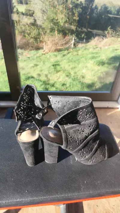 Botines de tacón alto negros con diseño calado - miniatura 1