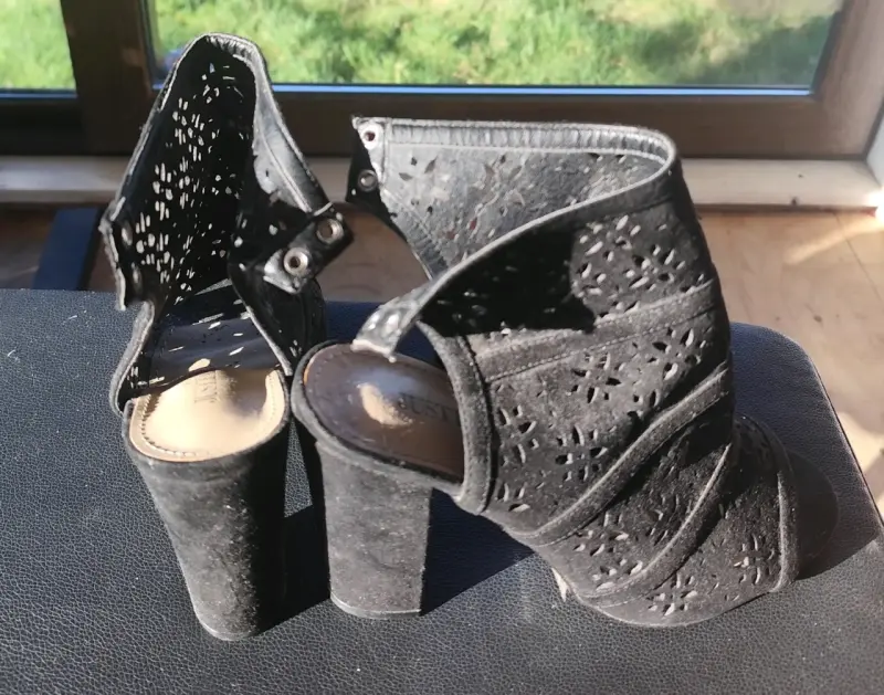 Botines de tacón alto negros con diseño calado - 2