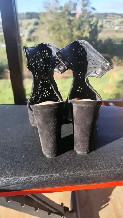Botines de tacón alto negros con diseño calado - miniatura 3