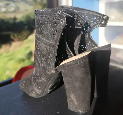 Botines de tacón alto negros con diseño calado - miniatura 4