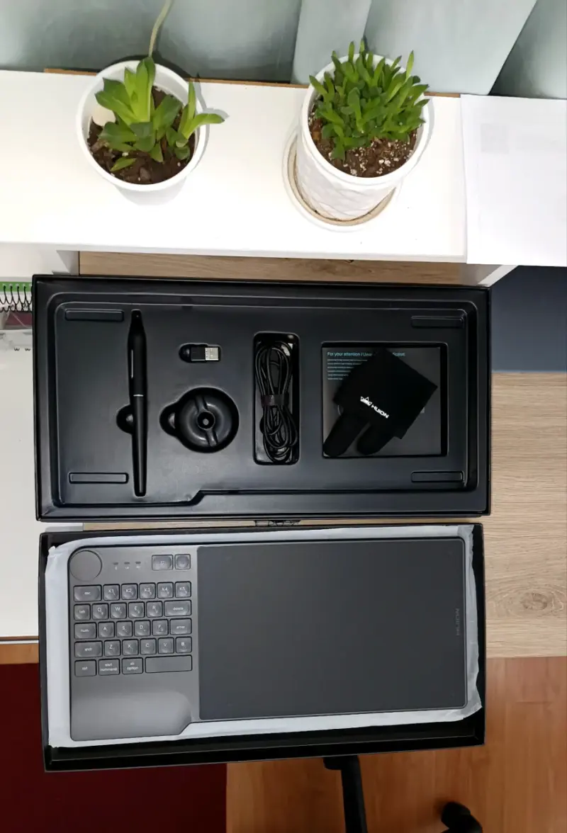 Tableta gráfica Huion con lápiz y accesorios - 1