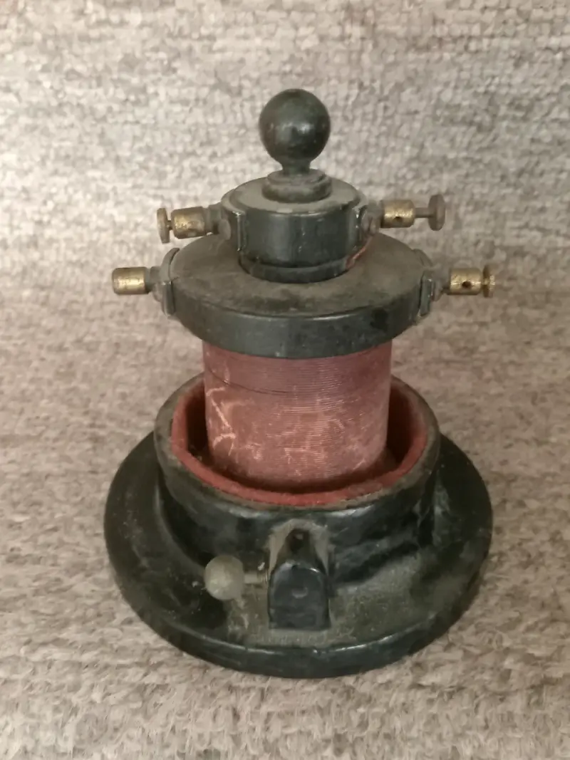 Antiguo interruptor eléctrico de porcelana