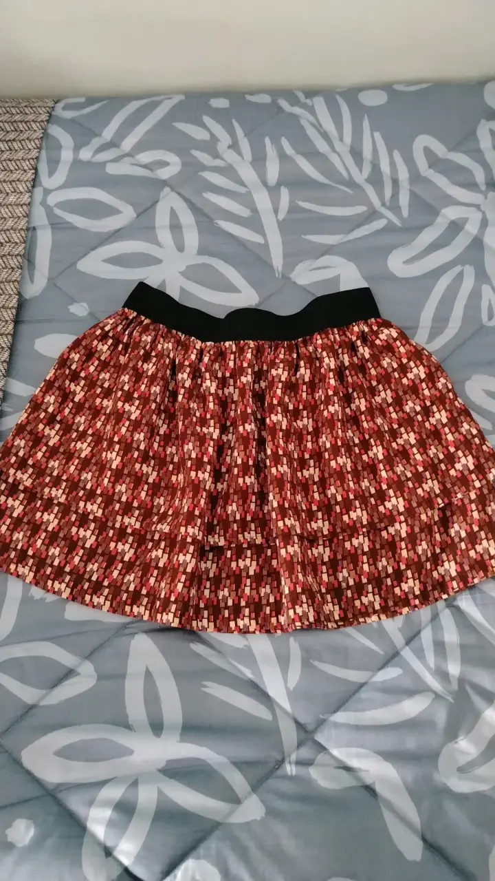 Falda corta estampada en tonos rojos