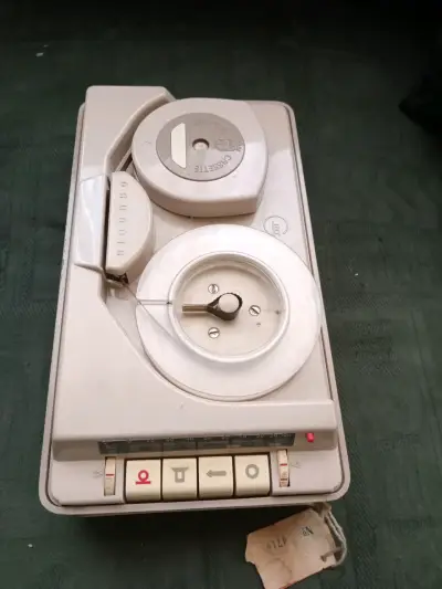 Grabadora vintage Grundig con estuche original - miniatura 3
