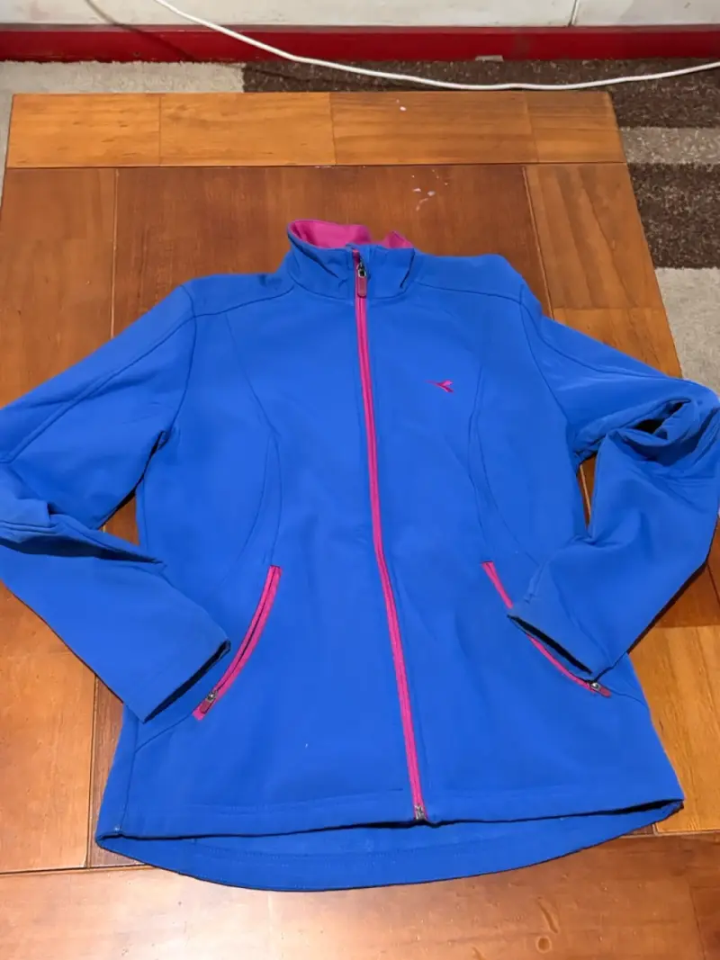 Chaqueta deportiva azul para mujer con cierre rosa